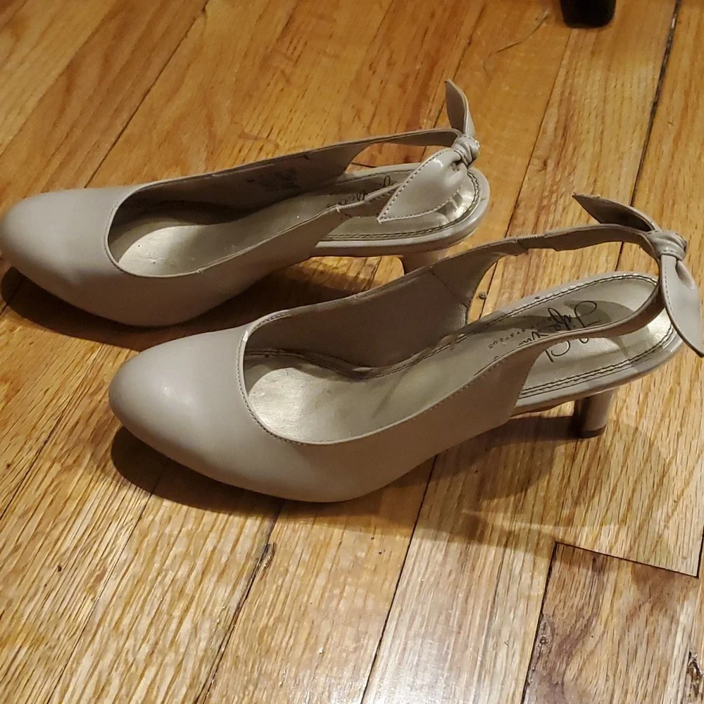 Beige heels with bow